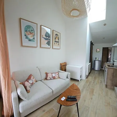 Apartment Avec Cuisine Et Jardinet Proche